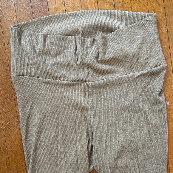 Old Navy Ribbed Maternity Lounge Pants - Picture 4 of 4
